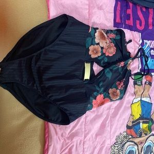 Size medium 8/10 has flower prints on it gold buckle ties around the neck